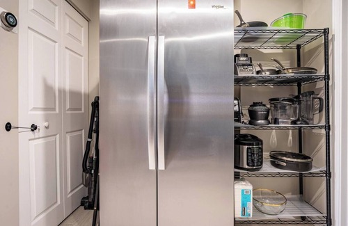 Ravenswood Apartment | Chic 2BR Apartment with Spa & Kitchen in Lincoln Square