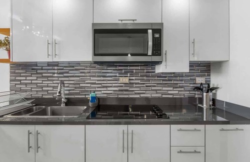 Eleanor Roosevelt Apartment | Modern & Cozy Getaway with Parking