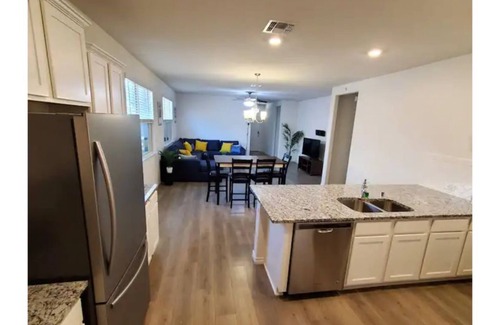 Lincoln Park House | Modern Cozy Home - Peaceful Retreat with Kitchen & Breakfast