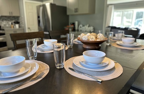 Newington House | Pet-Friendly Family Retreat with Breakfast & Kitchen Access
