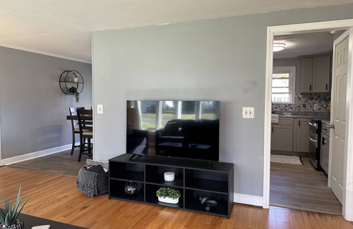 Newington House | Pet-Friendly Family Retreat with Breakfast & Kitchen Access
