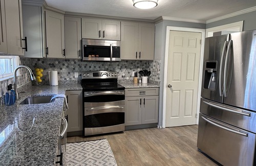 Newington House | Pet-Friendly Family Retreat with Breakfast & Kitchen Access