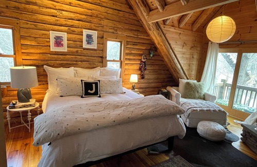 Town of Copake Hotel | Modern, cozy log cabin in Copake with AC and WiFi