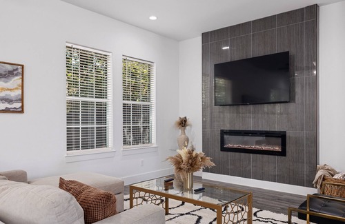 DeSoto House | Guest Rated 10/10: Modern Retreat Near I-35 with Spa