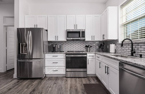 DeSoto House | Guest Rated 10/10: Modern Retreat Near I-35 with Spa