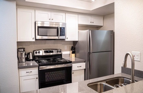 Bridle Trails Condo | Cozy Microsoft Campus Condo with Parking & Guest Rated 10/10