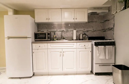 Queens House | Cozy Private Suite with Kitchen Near JFK Airport