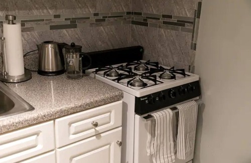 Queens House | Cozy Private Suite with Kitchen Near JFK Airport