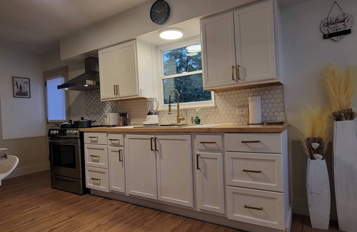 Roselawn Finance House | Cozy Retreat with PS5, Sunroom & Pet-Friendly Amenities