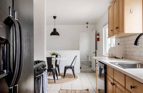 Dearborn House | Modern Cozy Retreat with Kitchen & Breakfast Close to All