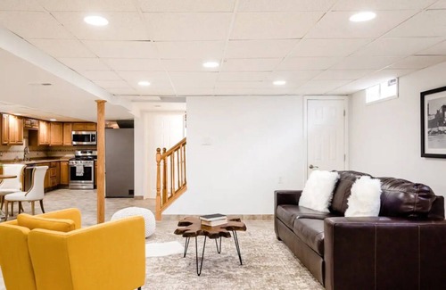 Dearborn House | Modern Cozy Retreat with Kitchen & Breakfast Close to All