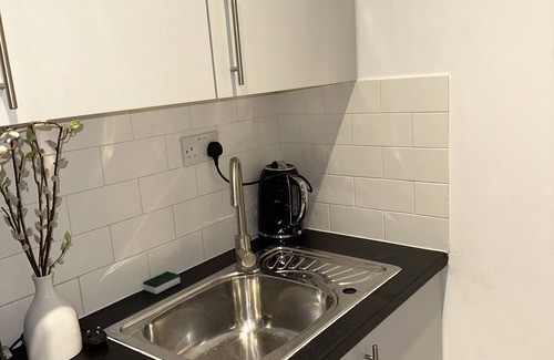 Pettits Apartment | Cozy Studio Flat in Romford - Ideal for Families