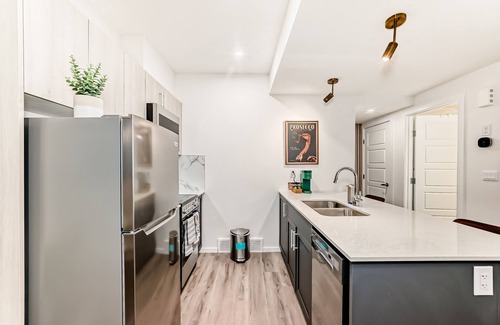 Northwest Calgary Apartment | Modern Cozy Suite - 15 mins from Calgary Airport