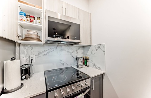Northwest Calgary Apartment | Modern Cozy Suite - 15 mins from Calgary Airport