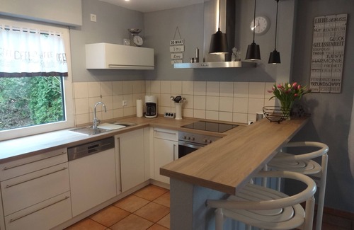 Roth House | Cozy Ocean View Vacation Home Natalie with Modern Kitchen