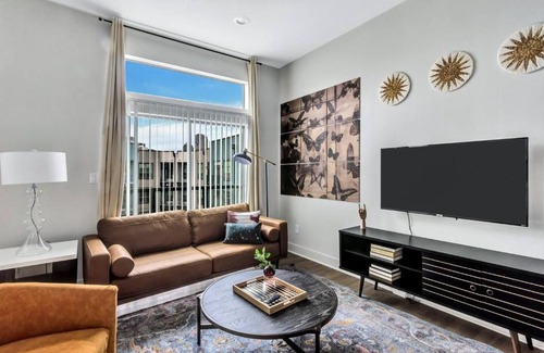 Deep Ellum Apartment | Stylish CozySuites with Pool, Gym & Family-Friendly Amenities