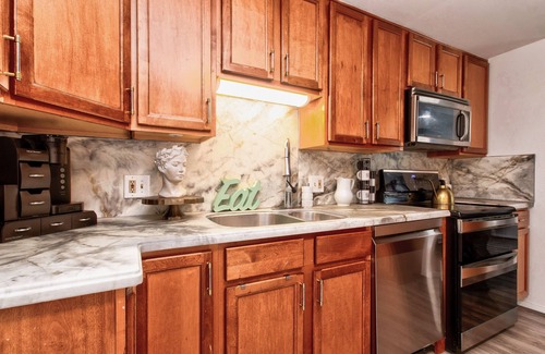 Buckingham House | Stylish Home Minutes From DC with Breakfast & Family Amenities