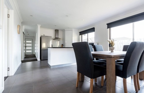 Newnham House | Modern Home with Parking & Breakfast: Guest Rated 8/10