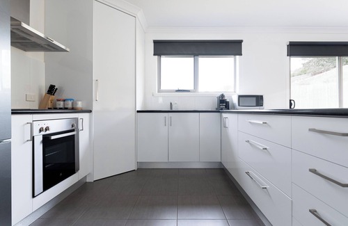 Newnham House | Modern Home with Parking & Breakfast: Guest Rated 8/10