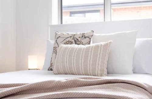 Newnham House | Modern Delight: Cosy Home with Parking for Family Getaways