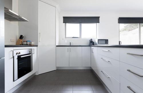 Newnham House | Modern Delight: Cosy Home with Parking for Family Getaways