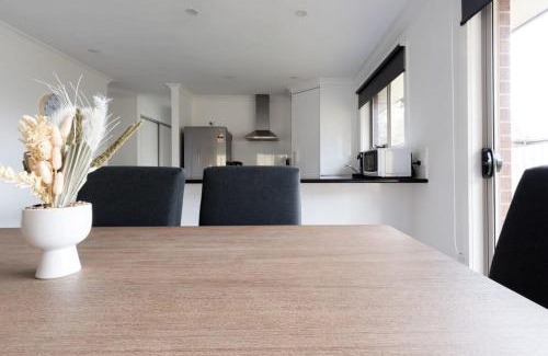 Newnham House | Modern Delight: Cosy Home with Parking for Family Getaways
