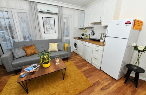 Gumussuyu Mahallesi Apartment | Stylish Apartment in Taksim - Pet Friendly & Accessible
