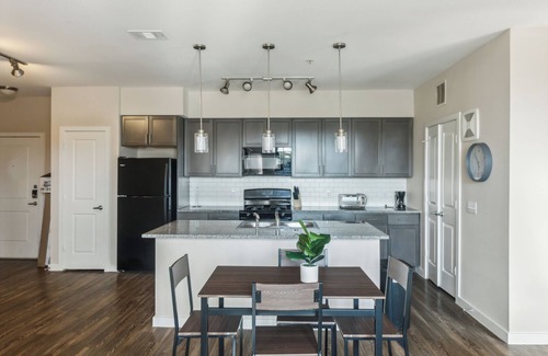 Southeast Houston Apartment | Modern Design I 2bd/2bth I Properties by Preston