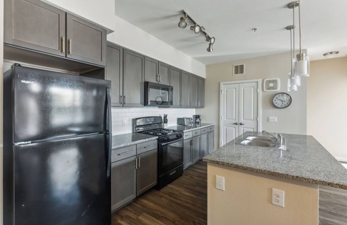 Southeast Houston Apartment | Modern Design I 2bd/2bth I Properties by Preston