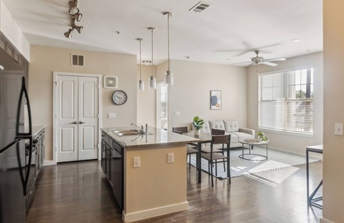 Southeast Houston Apartment | Modern Design I 2bd/2bth I Properties by Preston