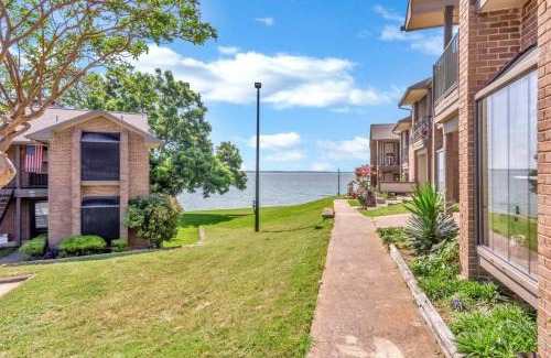 Garland House | Modern Lakefront Home in Garland - 4-Star Comfort Awaits