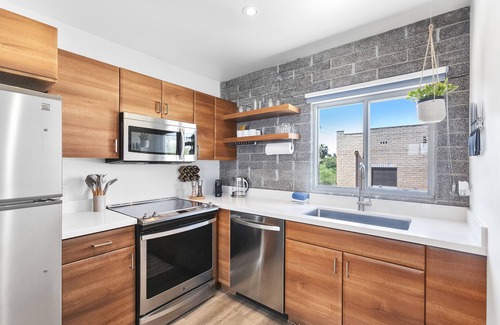 Roosevelt Apartment | Stylish Designer Studio with Pool and Spa Amenities