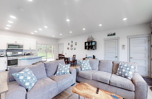 Bandon Apartment | Modern Dog-Friendly Retreat with Ocean View and Full Kitchen