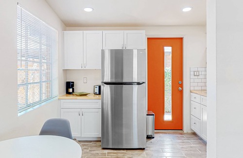 Palo Verde House | Pet-Friendly Modern Retreat with Yard & Kitchen Amenities