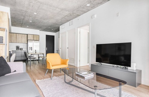 City West Apartment | Stylish Downtown 1BR with Pool, Gym & W/D Near Staples Center