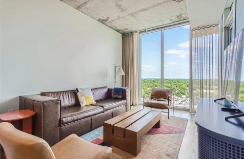 Rainey Street Historic District House | Stylish Downtown Condo with Rooftop Pool & Ocean Views