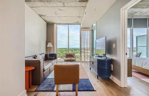 Rainey Street Historic District House | Stylish Downtown Condo with Rooftop Pool & Ocean Views