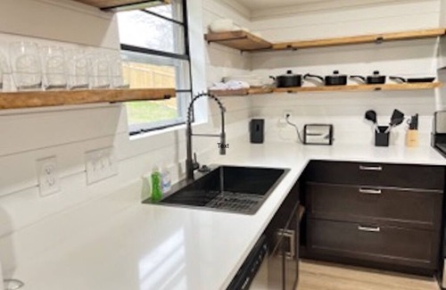 Austin House | Modern Downtown Retreat with Pet-Friendly Amenities in ATX