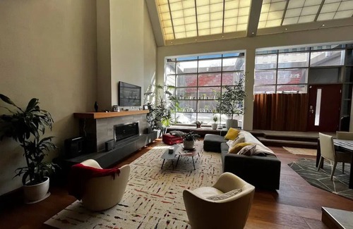 Downtown Lincoln Apartment | Prime Downtown Stay with Spa and Hot Tub Access