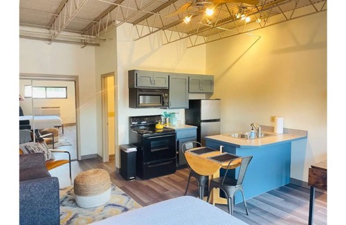 Tahlequah Apartment | Modern Downtown Studio: A Walker’s Paradise Awaits
