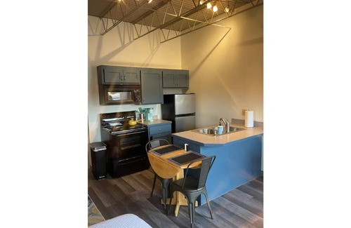 Tahlequah Apartment | Modern Downtown Studio: A Walker’s Paradise Awaits