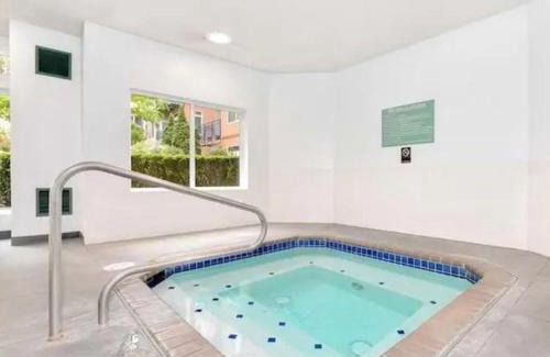 Belltown Apartment | Stylish Top Floor Penthouse with Bay Views & Private Pool