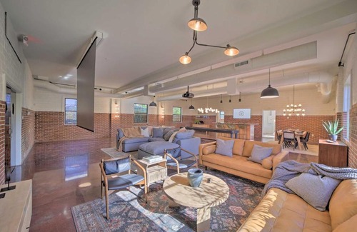Tulsa House | Modern Tulsa Friend Pad: Ideal for Family Fun and Games