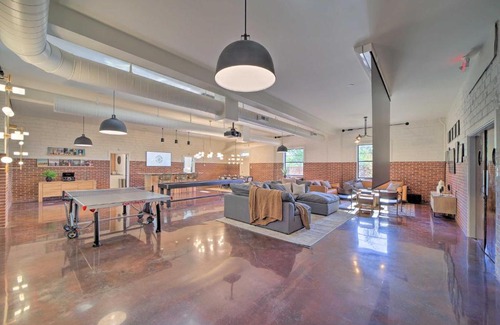 Tulsa House | Modern Tulsa Friend Pad: Ideal for Family Fun and Games