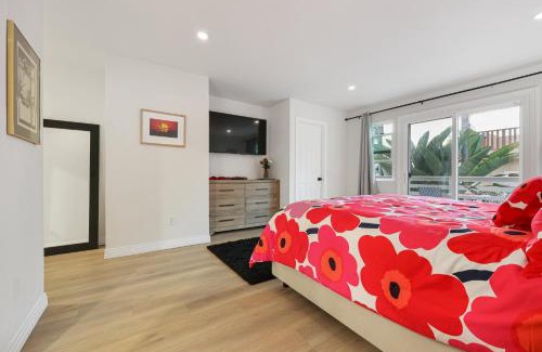 Encinitas House | Modern Dream Home: Enjoy a Fire Pit, Grill & Large Yard
