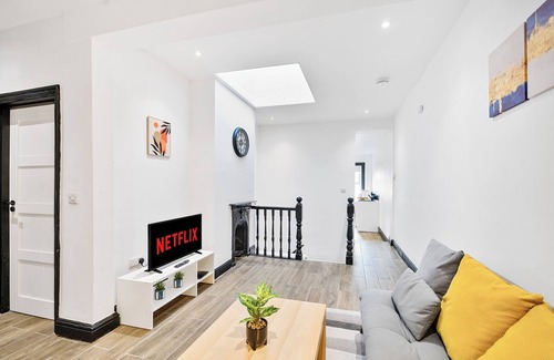 Reading Apartment | MODERN DUPLEX APARTMENT LOCATED NEAR CITY CENTRE - FREE PARKING, WI FI & NETFLIX