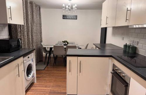 Elm Park House | Modern Easedale House - 3 Bed House in Hornchurch