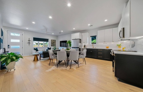 MLK House | Modern Eastside Getaway - Minutes to Downtown & Festivals