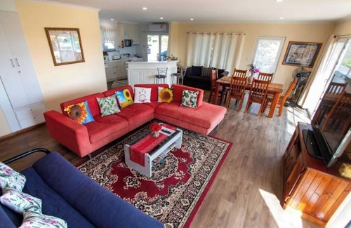 Bonney Apartment | Stylish Two-Bedroom Apartment with Spa and Dining in Meningie