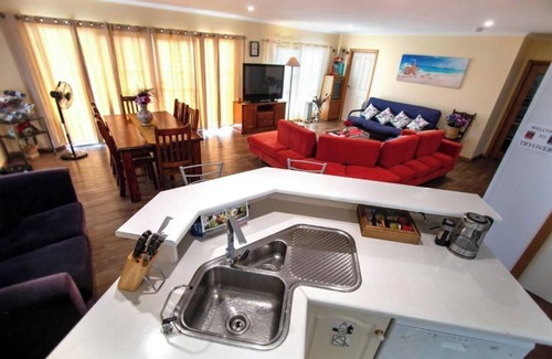 Bonney Apartment | Stylish Two-Bedroom Apartment with Spa and Dining in Meningie